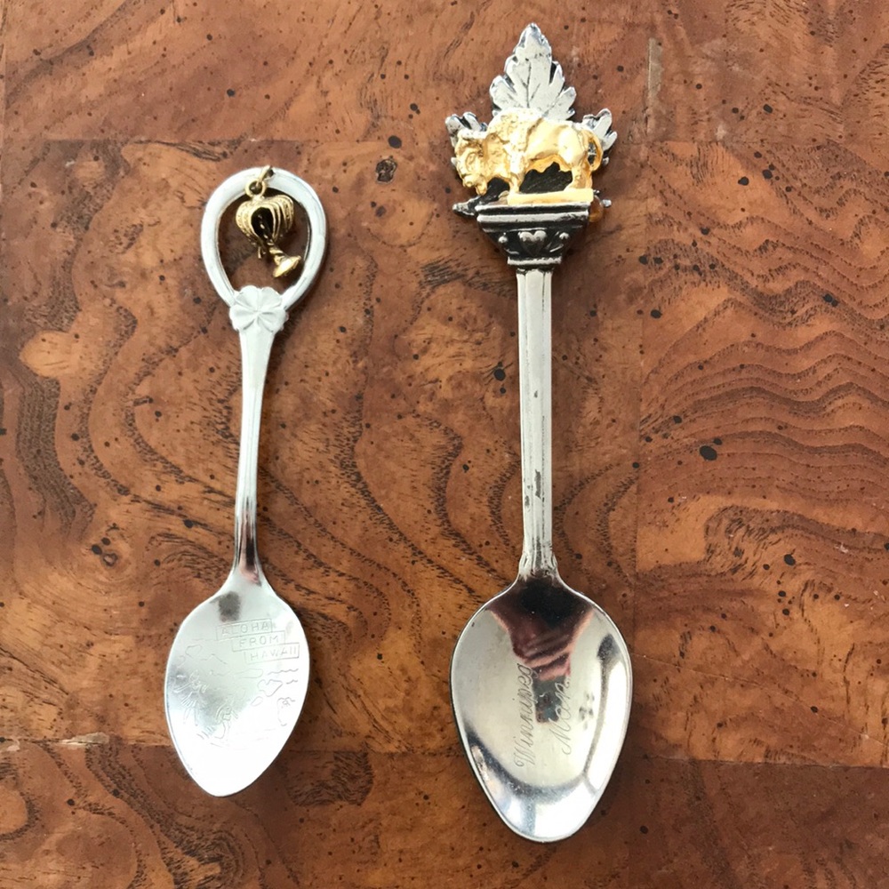 🌻3/$15🌻Lot of 2 Vintage Souvenir Spoons Winnipeg Manitoba & Hawaii